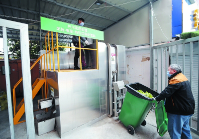 工作人員在鼓樓區鄭和南路農貿市場垃圾處理站處理水蜜桃成人AV在线垃圾。